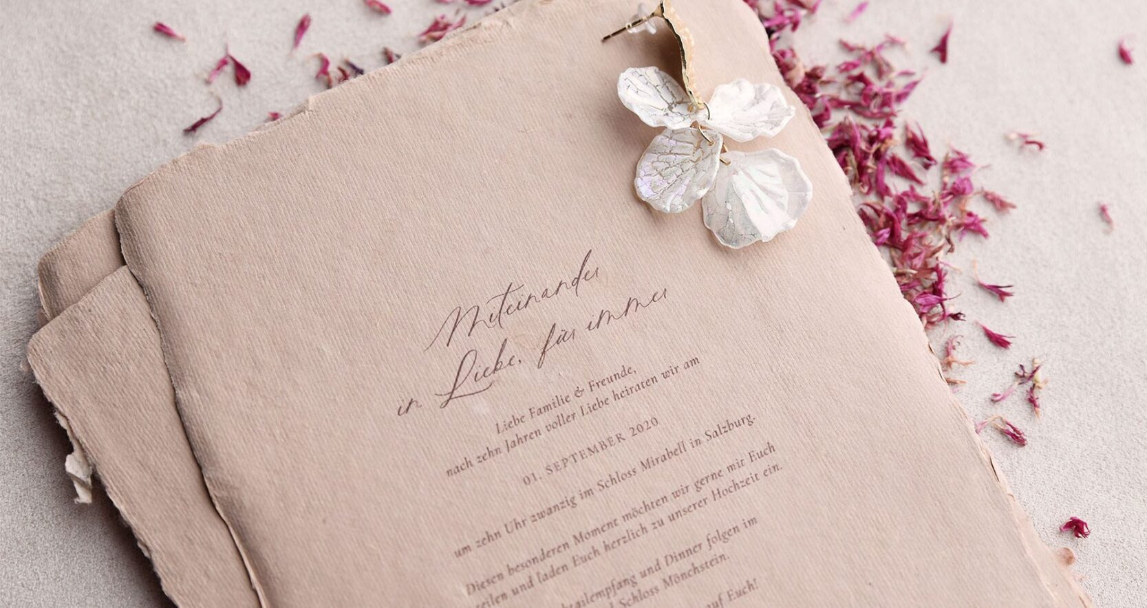 Hochzeitspapeterie: Hochzeitseinladung aus handgeschöpften Papier mit Perlmutt Ohrringen und roten Kornblumen mit Spruch: Miteinander in Liebe, für immer