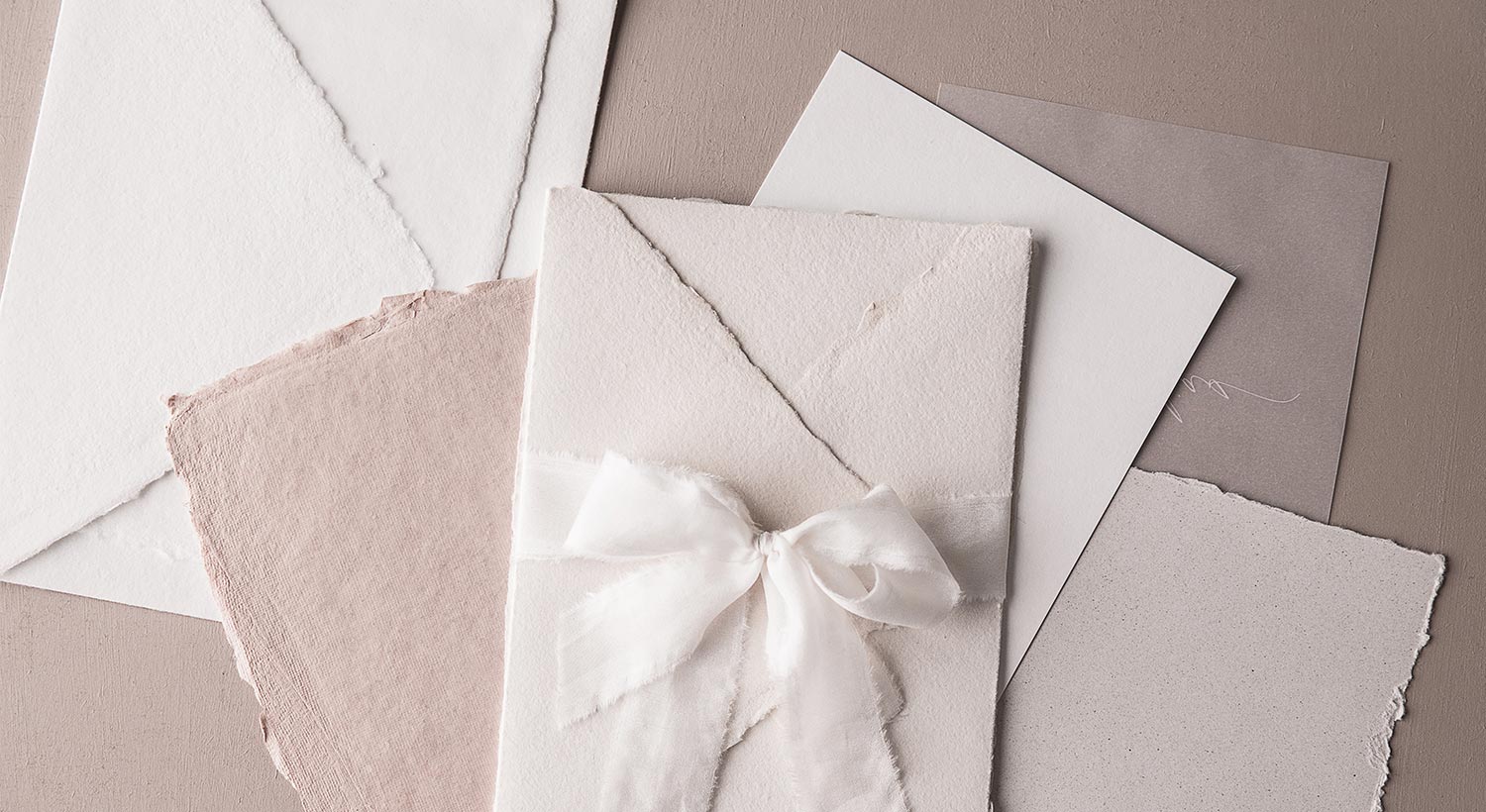 Hochzeitspapeterie: Papierauswahl für Hochzeitseinladungen: Büttenpapier, Transparentpapier, handgerissenes Baumwollpapier