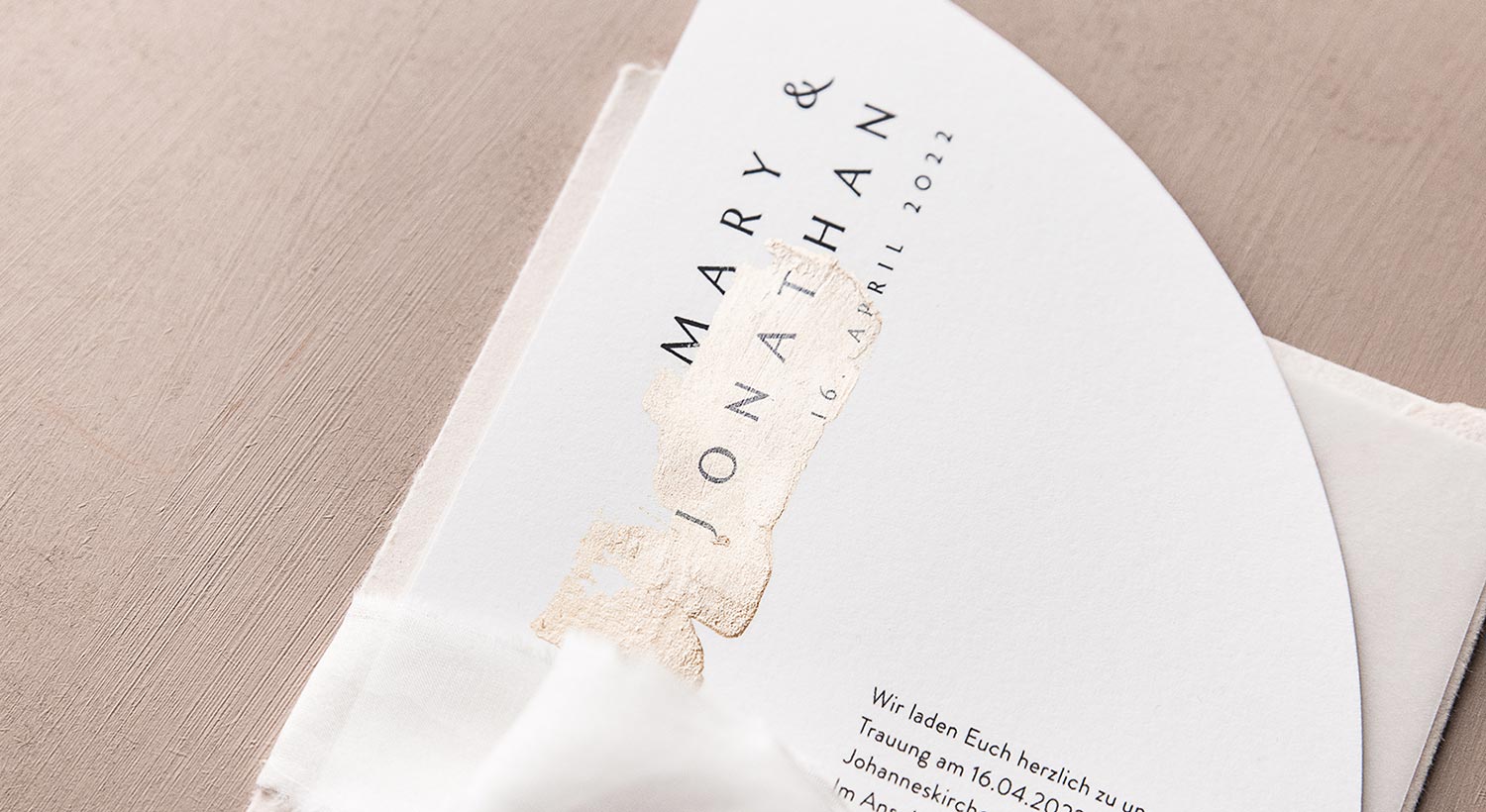 Hochzeitspapeterie: Goldveredelungen goldfarbe per hand selbstgemacht mit liebe Karte Einladungskarte modern romantisch