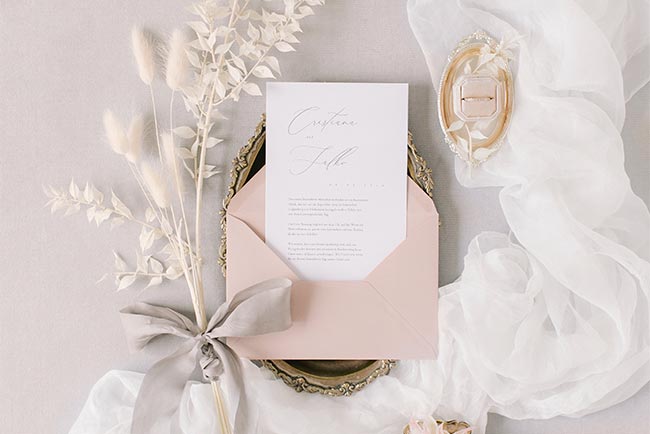 Hochzeitspapeterie: Kalligrafie Einladungskarte, personalisiert, im minimalistischen Stil und rosa Umschlägen, Flatlay Styling