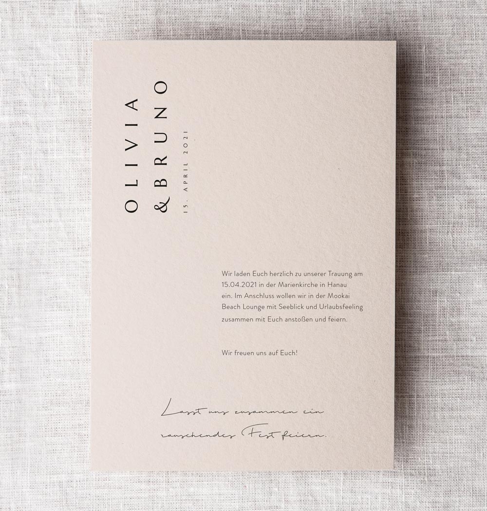 Hochzeitspapeterie: Moderne minimalistische Einladungskarte in Beige Nude mit schwarze Typografie für die Hochzeit