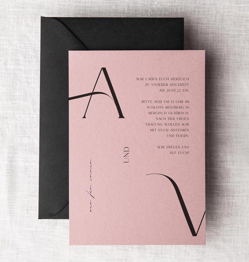 Hochzeitspapeterie: Moderne Hochzeitseinladung in rosa, dusty pink mit schwarzem Briefumschlag
