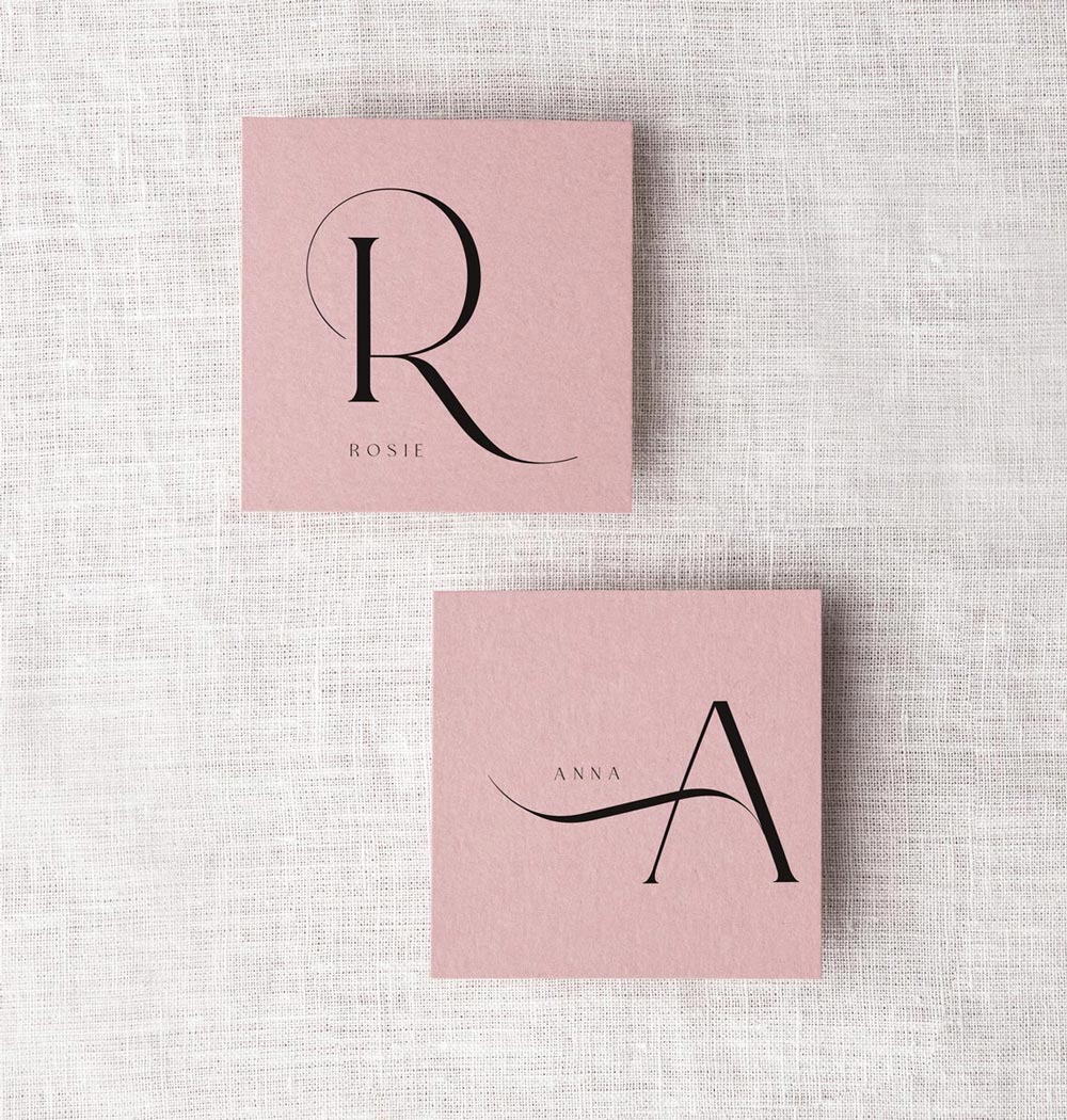 Hochzeitspapeterie: Moderne Namensschilder Namenskarten in rosa, dusty pink mit schwarzer Typografie