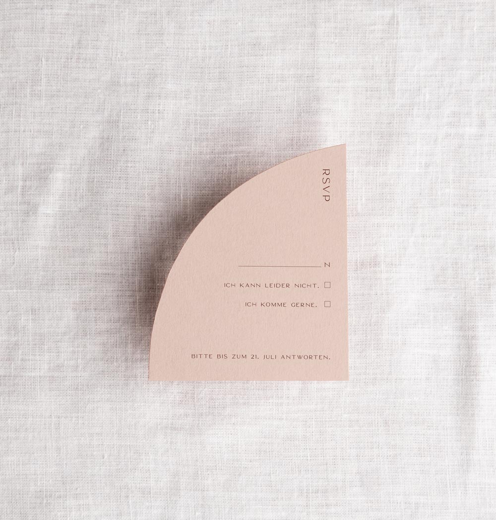 Hochzeitspapeterie: moderne RSVP Antwortkarte besondere Form halbrund in rosa Einladung