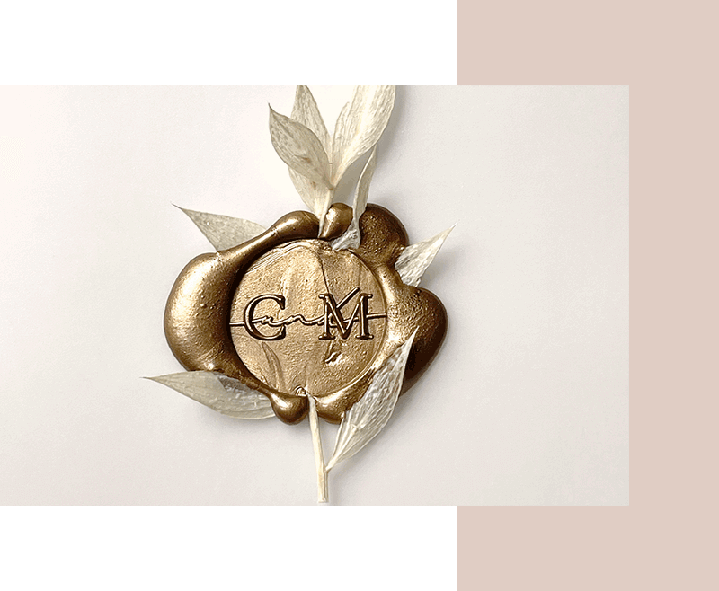 Hochzeitspapeterie: Siegelstempel mit individuelles Motiv personalisierte Initialen in Gold mit Ruskus Trockenblume