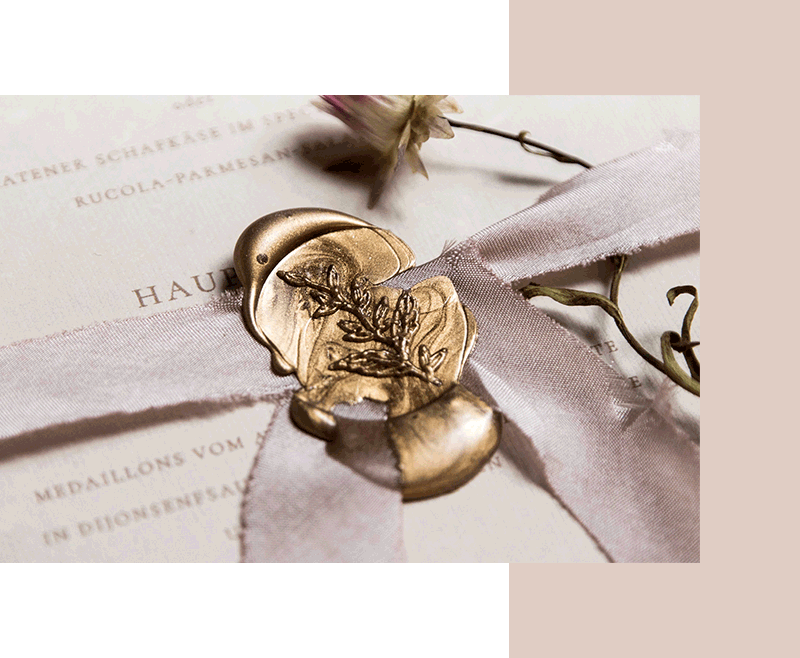 Hochzeitspapeterie: Goldene Wachssiegel mit Zweig auf Seidenband gießen und Trockenblume Einladungskarte zur Hochzeit Siegelstempel Wachsstempel