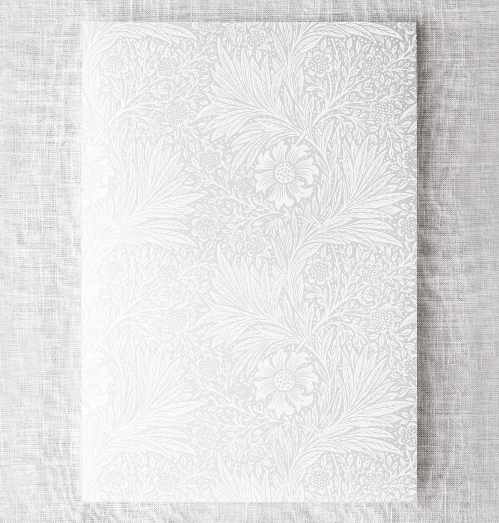 Hochzeitspapeterie: Einschlagpapier weiß bedruckt, Muster, weißdruck mit Winter Illustration für Winterhochzeit