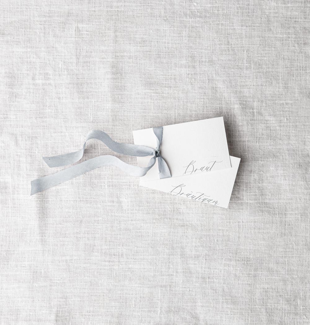 Hochzeitspapeterie: Elegante minimalistische Namenskärtchen Gästenamen mit Kalligrafie hellblaues Seidenband