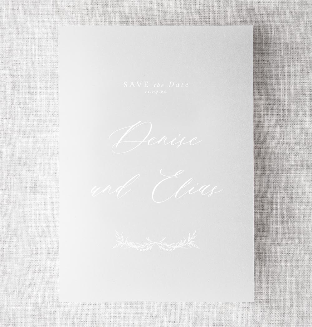 Hochzeitspapeterie: Elegante Save The Date Karte aus Transparentpapier mit weißer Schrift, weißdruck, transparent, moderne Kalligrafie mit Illustration Zeichnung Zweig