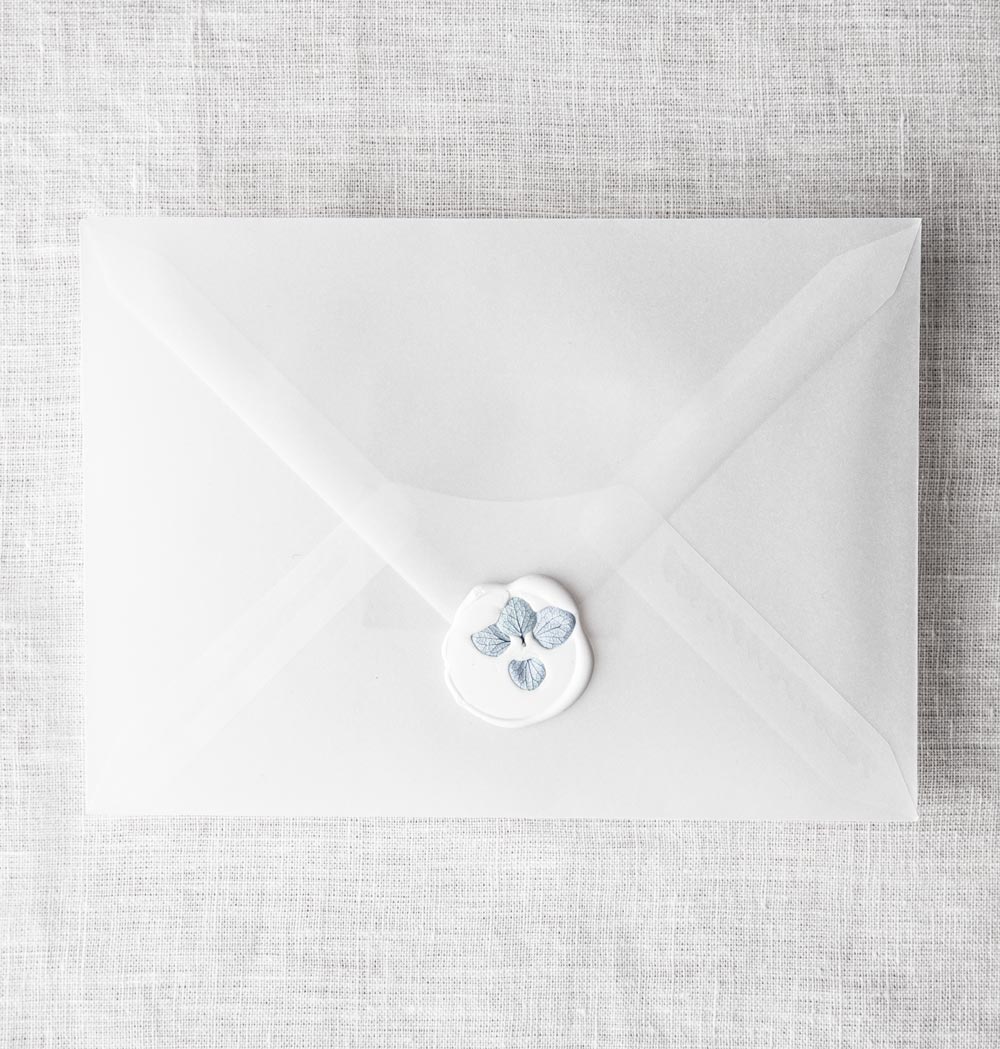 Hochzeitspapeterie: Transparent Briefumschlag mit weißem selbstklebende Wachssiegel mit hellblauer Hortensie, minimalistisch