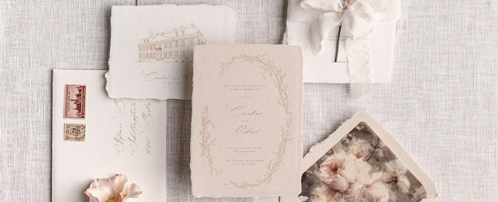 Hochzeitspapeterie: Luxus Feine, filigrane & romantische Hochzeitseinladungskarte aus handgeschöpften Papier mit Blumenranken Zeichnung und Kalligrafie