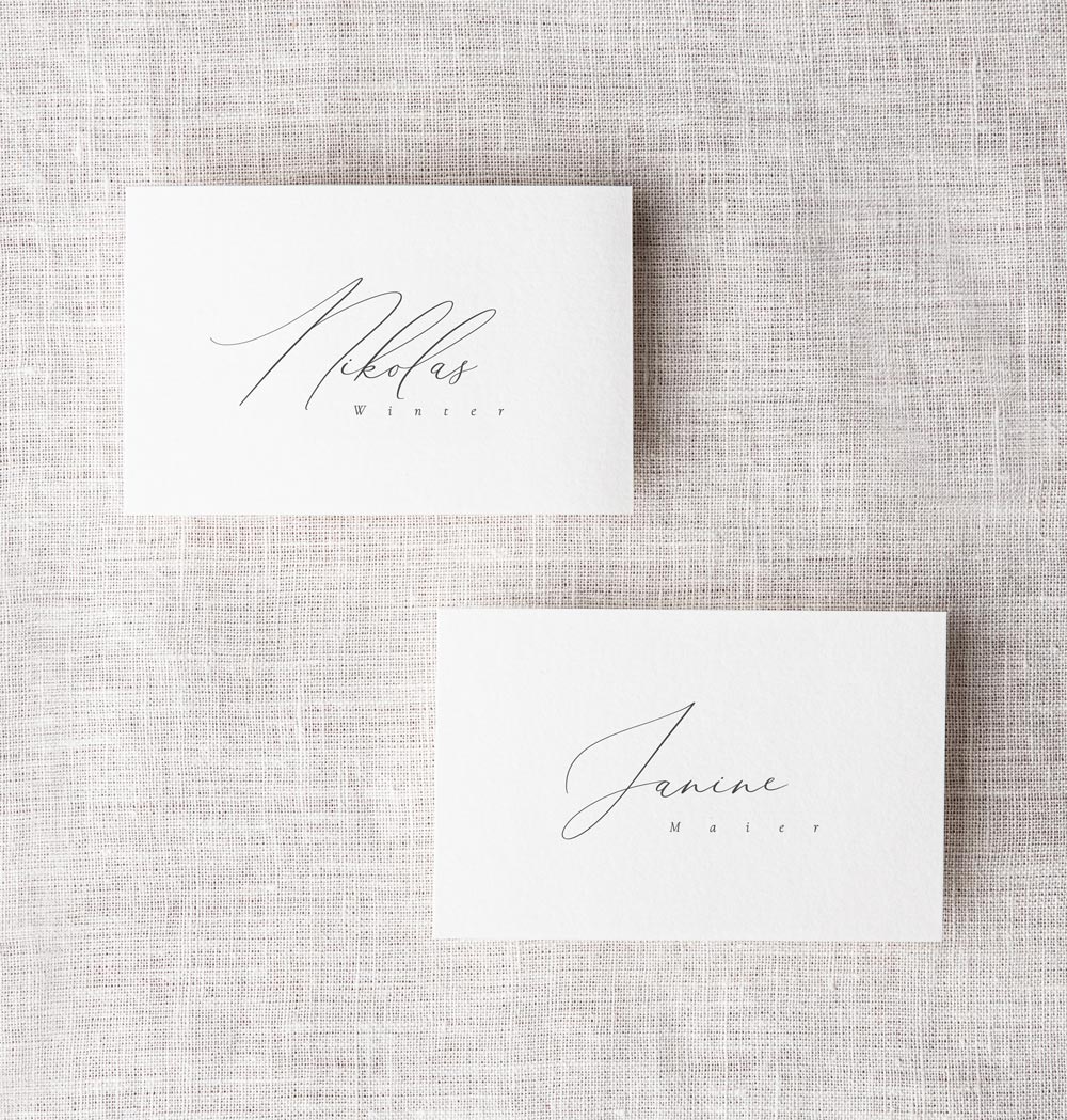 Hochzeitspapeterie: Namensschilder mit Kalligrafie, minimalistisch und elegant