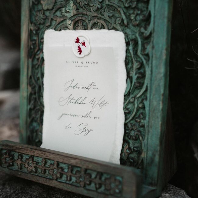 Hochzeitspapeterie: Zitatkarte mit Kalligrafie, Spruch Zitat, mit weißen Wachssiegeln mit trockenblumen