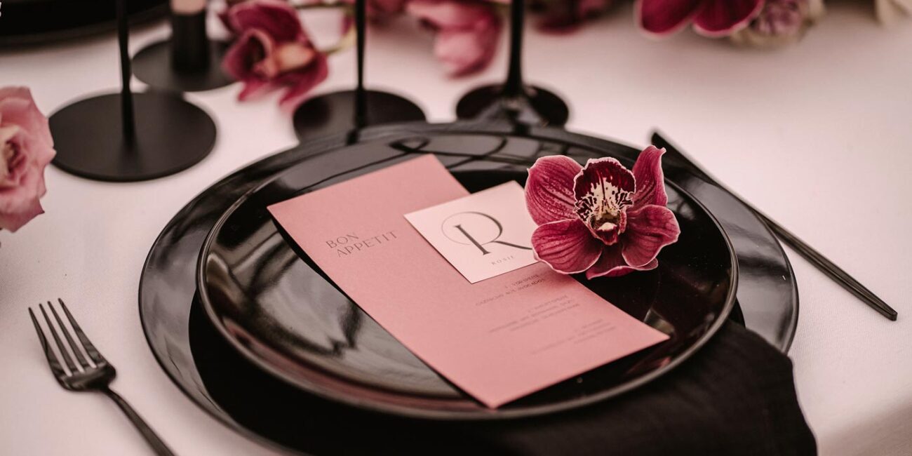 Hochzeitspapeterie: Dusty Rose Menükarte, Statement Schrift, moderne Typografie, schwarze Teller Hochzeitsdeko und Orchideen