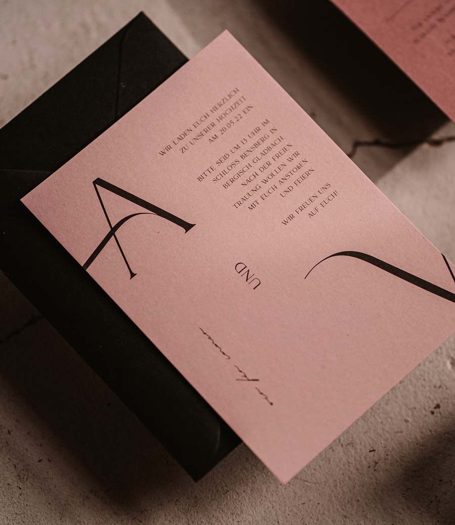 Hochzeitspapeterie: Moderne Hochzeitseinladung, Einladung Karte in Dusty Rose Pink mit schwarzen Briefumschläge, Typo