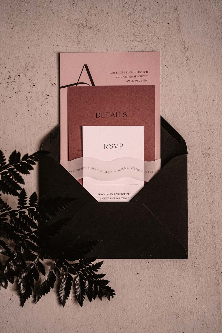 Hochzeitspapeterie: Modernes Einladungsset in Dusty Pink Rosa und schwarz mit Typografie
