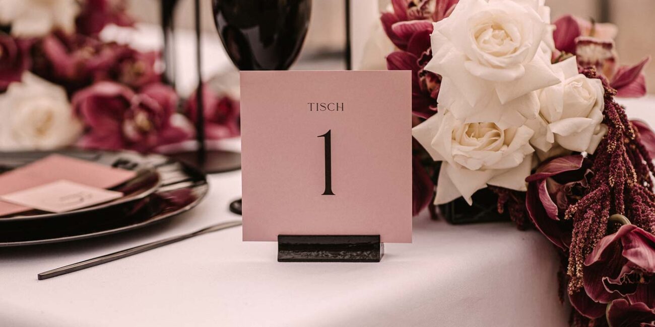 Hochzeitspapeterie: Moderne, minimalistische Tischnummer in Dusty Pink Rose mit Blumen Dekoration auf dem Hochzeitstisch Inspiration