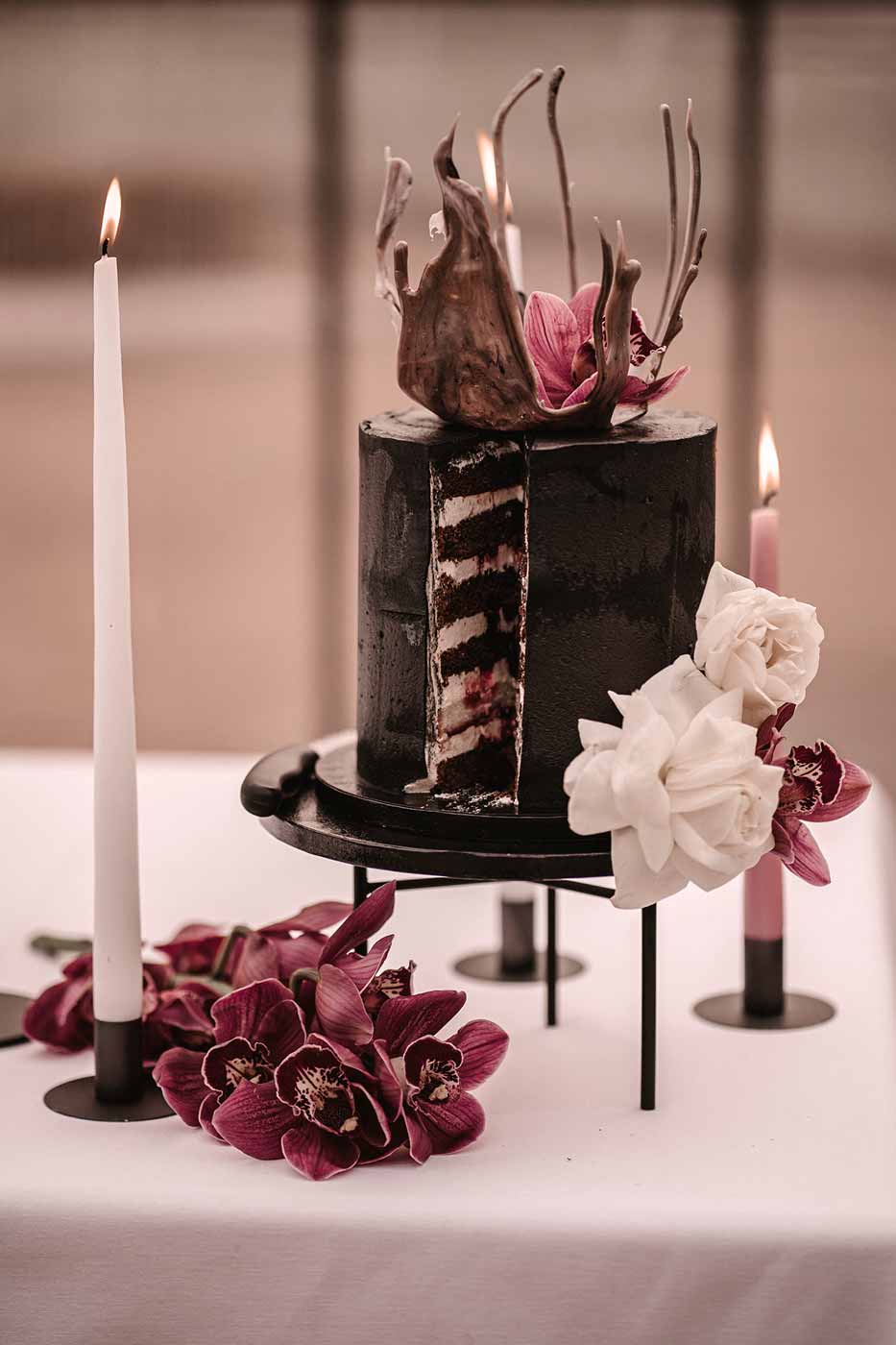 Hochzeitspapeterie: Moderne Hochzeitstorte in schwarz und rosa Orchideeen, Dusty Rose