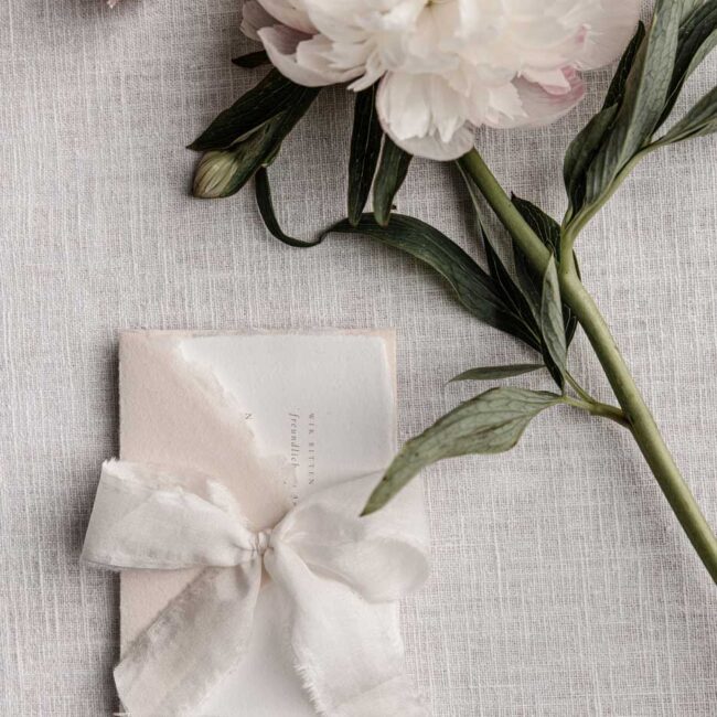 Hochzeitspapeterie: Antwortkarte, Fine Art Hochzeit, handgeschöpftes papier in beige und weiß mit Seidenband, zart und romantisch