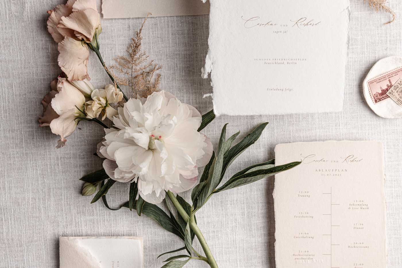 Hochzeitspapeterie: Luxus Einladungskarte mit filigraner Blumen Illustration, Blumenkranz mit moderner Kalligrafie und Blumen Briefumschlag Liner