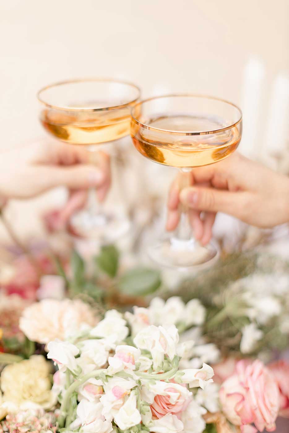 Fine Art Hochzeitsfotografie, Styled Shooting Hochzeitsblumen Blumenstrauß mit anstoßeneden Champagnerschalen Sektgläser