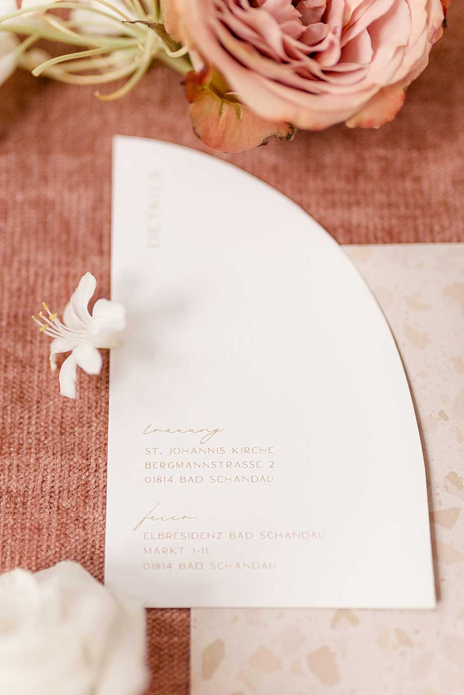Hochzeitspapeterie: Detailkarte mit Adressen aus der Terrazzo Stone Kollektion in Nude, recycling Papier. Flatlay mit Blumen