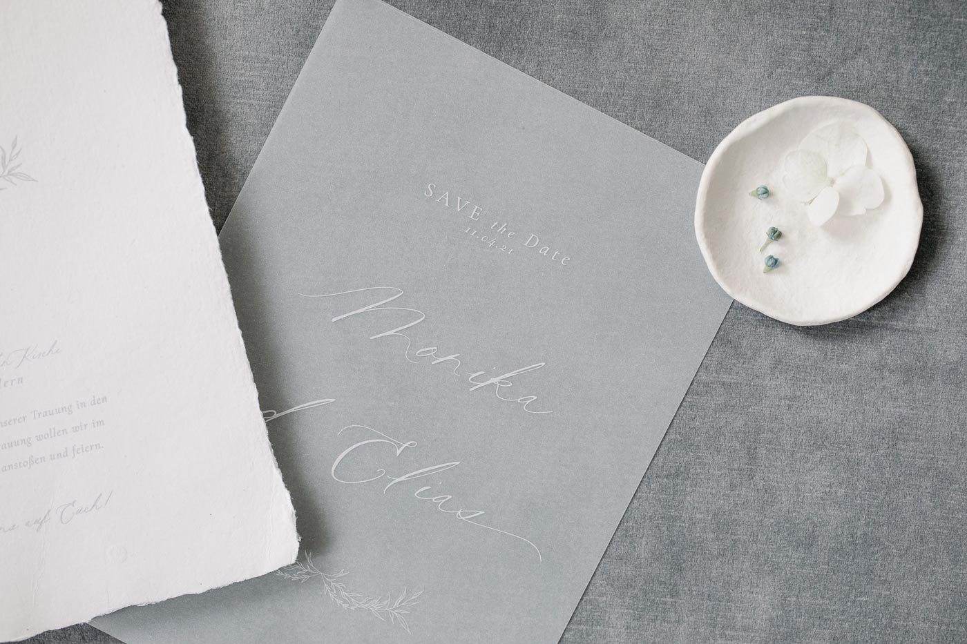 Hochzeitspapeterie: Save The Date aus Transparentpapier weiß bedruckt, moderne feine Kalligrafie