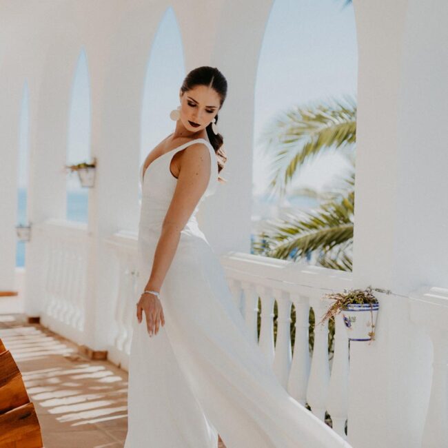 Hochzeitsfotografie von einer Braut in einem modernen weißen Jump Suit in Spanien