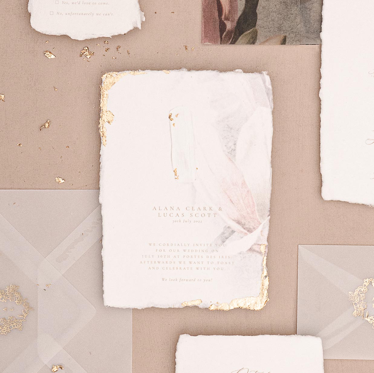 Individuelle Hochzeitspapeterie, Einladung aus handgeschöpften Papier mit weißem Pinselstrich und händisch aufgetragenem Blattgold Veredelung