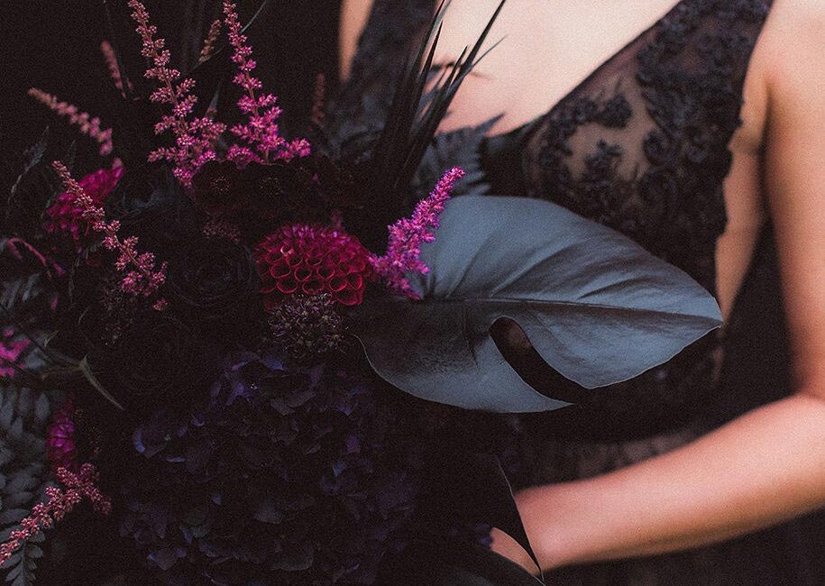 Hochzeitsfotografie, Styled Shooting Braut in schwarzem Hochzeitskleid mit einem schwarz pinken Blumenstrauß