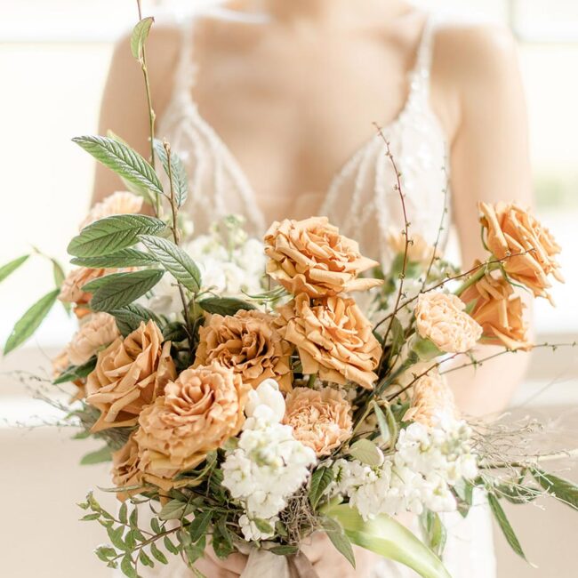Fine Art Hochzeitsfotografie, Styled Shooting Braut in Hochzeitskleid mit einem Blumenstrauß