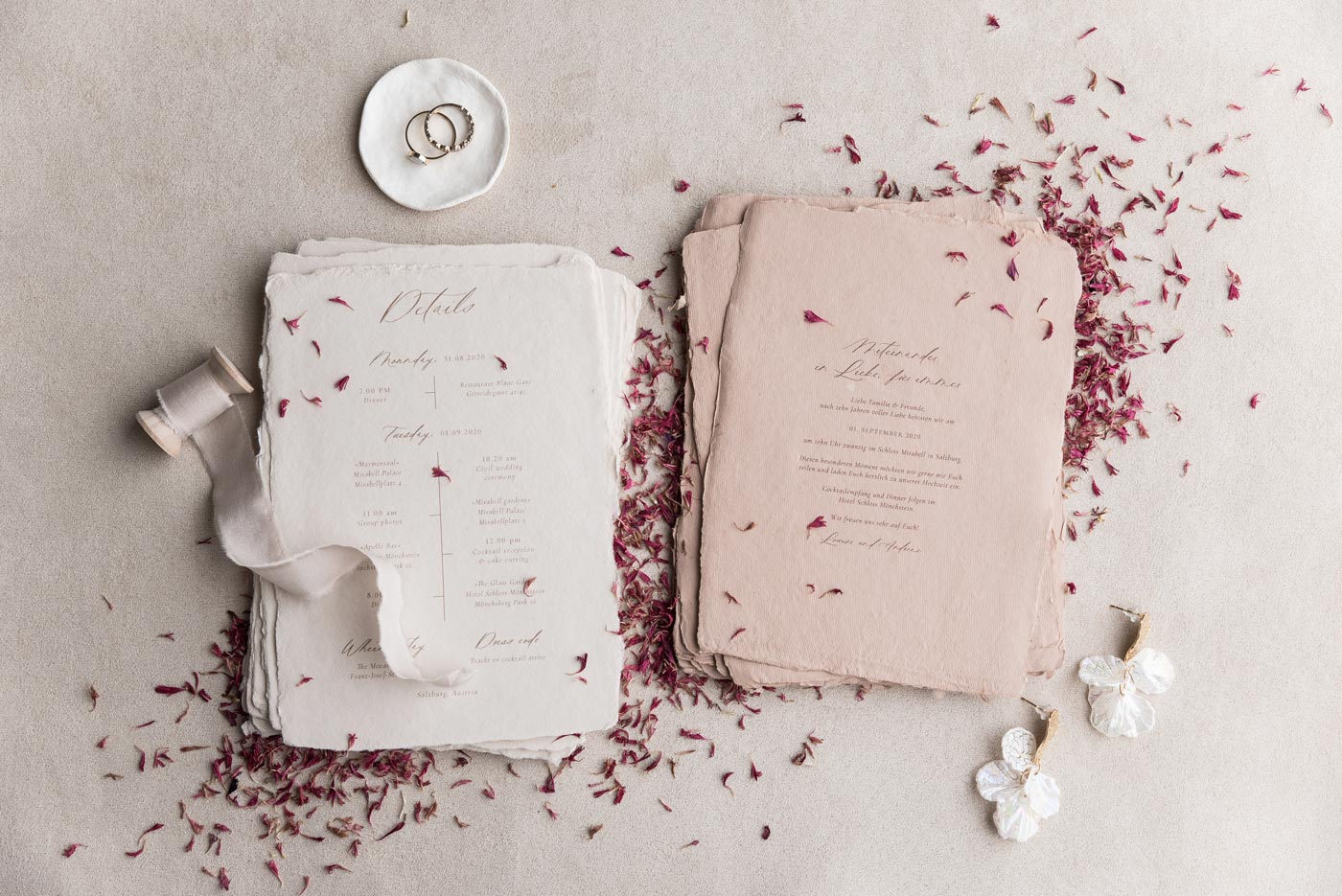 Individuelles Einladungsset aus handgerissenes Papier in Dusty Rose und weiß mit ablaufplan dekoriert mit Trockenblumen, roten Kornblumen