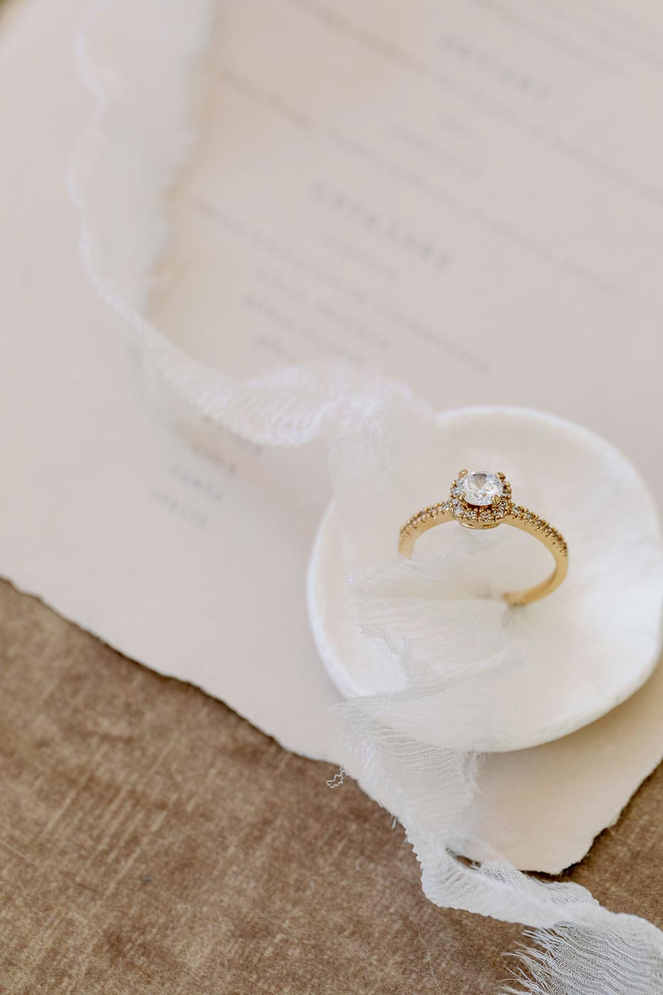 Individuelle Hochzeitspapeterie Inspiration fotografiert mit Verlobungsring in Gold und Diamant als Flatlay
