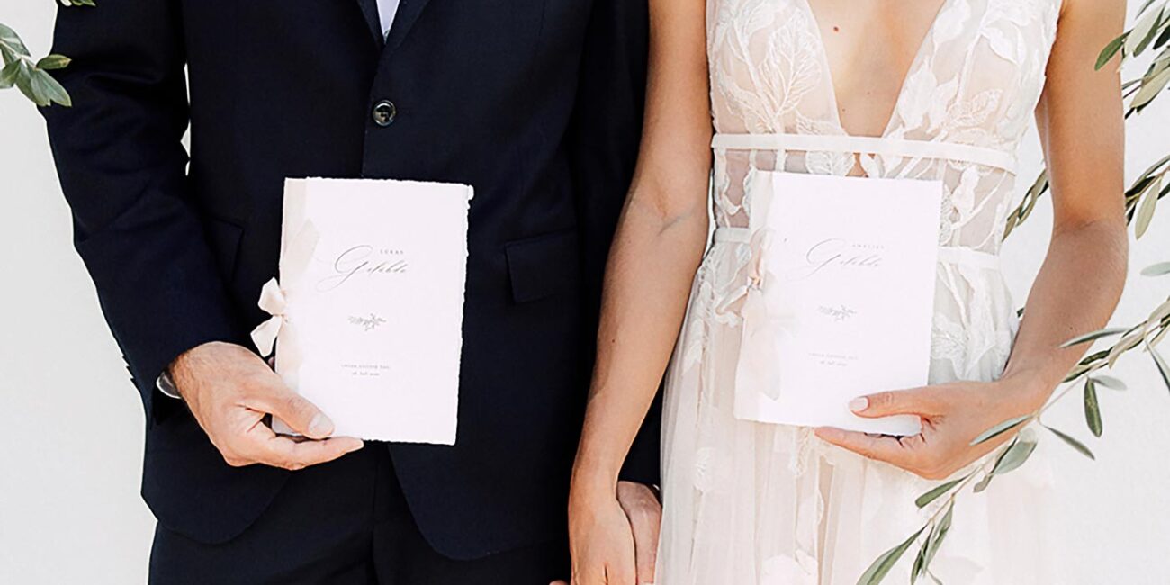 Romantische und minimalistische Gelübde Büchlein aus handgeschöpften Papier und Büttenpapier für Eheversprechen, zusammengebunden mit Seidenband als schöne Erinnerung