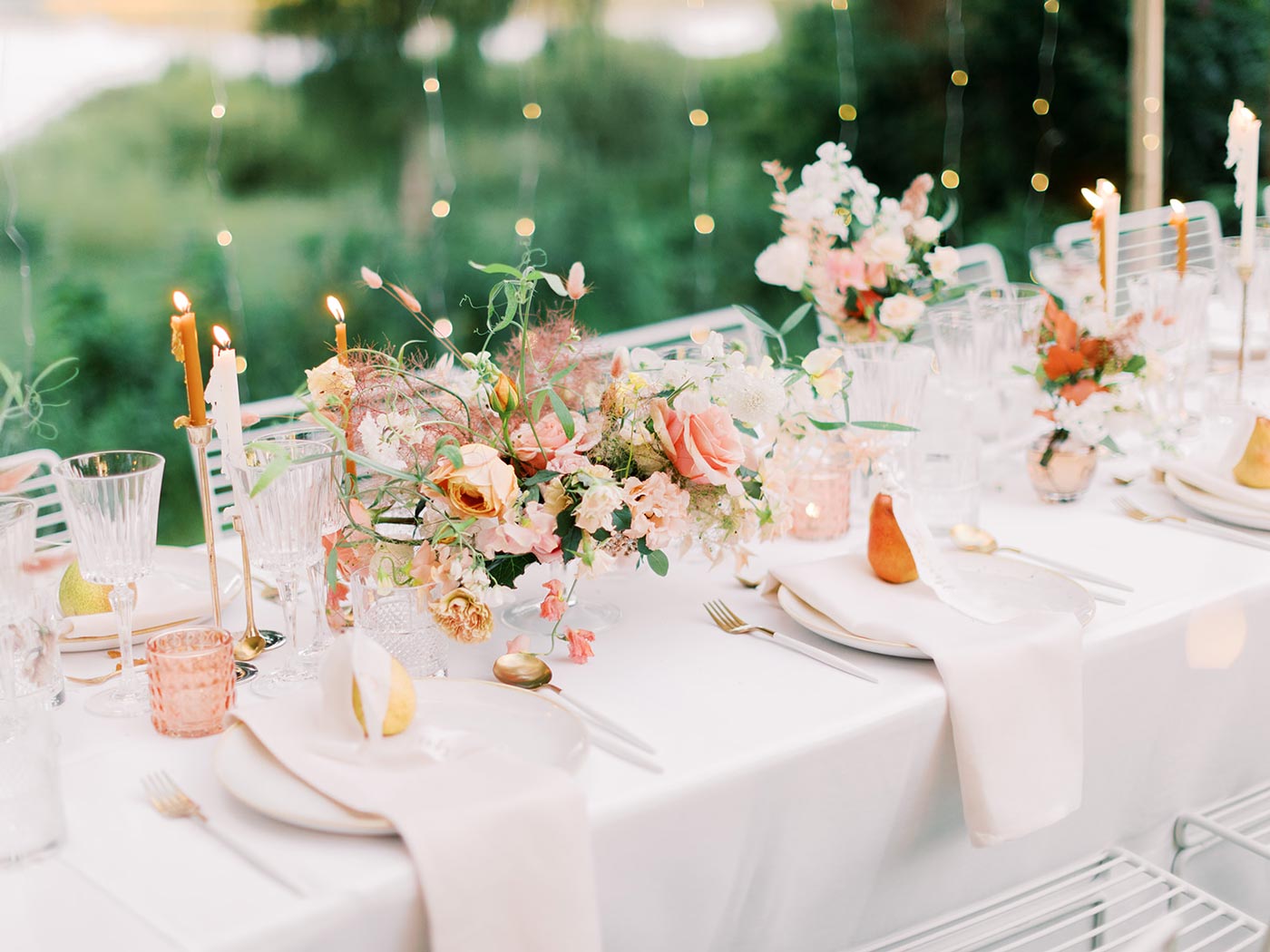 Pears and roses Styled Shoot, Hochzeitsfotografie von einem Hochzeitstisch mit Blumen, Hochzeitsdekoration & Lichterketten
