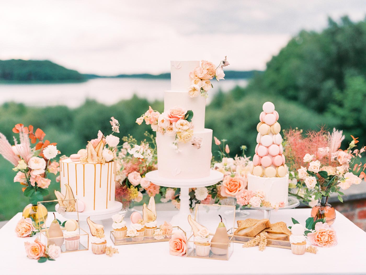 Sweet Table mit Hochzeitstorte mit Macarons, Süßigkeiten und Cupcakes, geschmückt mit Rosen & Birnen, Styled Shooting