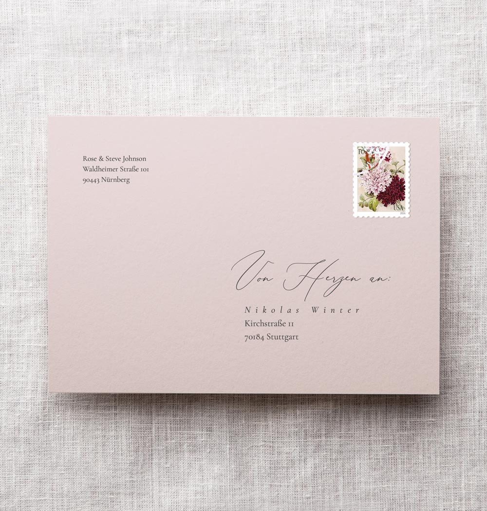 Rosa Briefumschlag in Altrosa bedruckt mit den Absende und Empfänger Adressen der Gäste mit Briefmarke mit Blumen