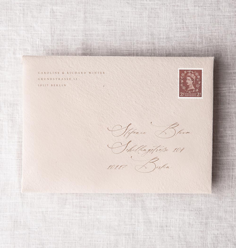 Handgeschöpfter Umschlag in Nude mit Absender und Empfänger Adresse mit Kalligrafie und Briefmarke