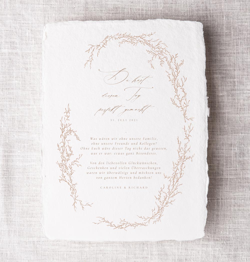 Dankeskarte für eine Fine Art Hochzeit. Blumenranken und Blumen Zeichnung auf handgeschöpften Papier mit Kalligrafie