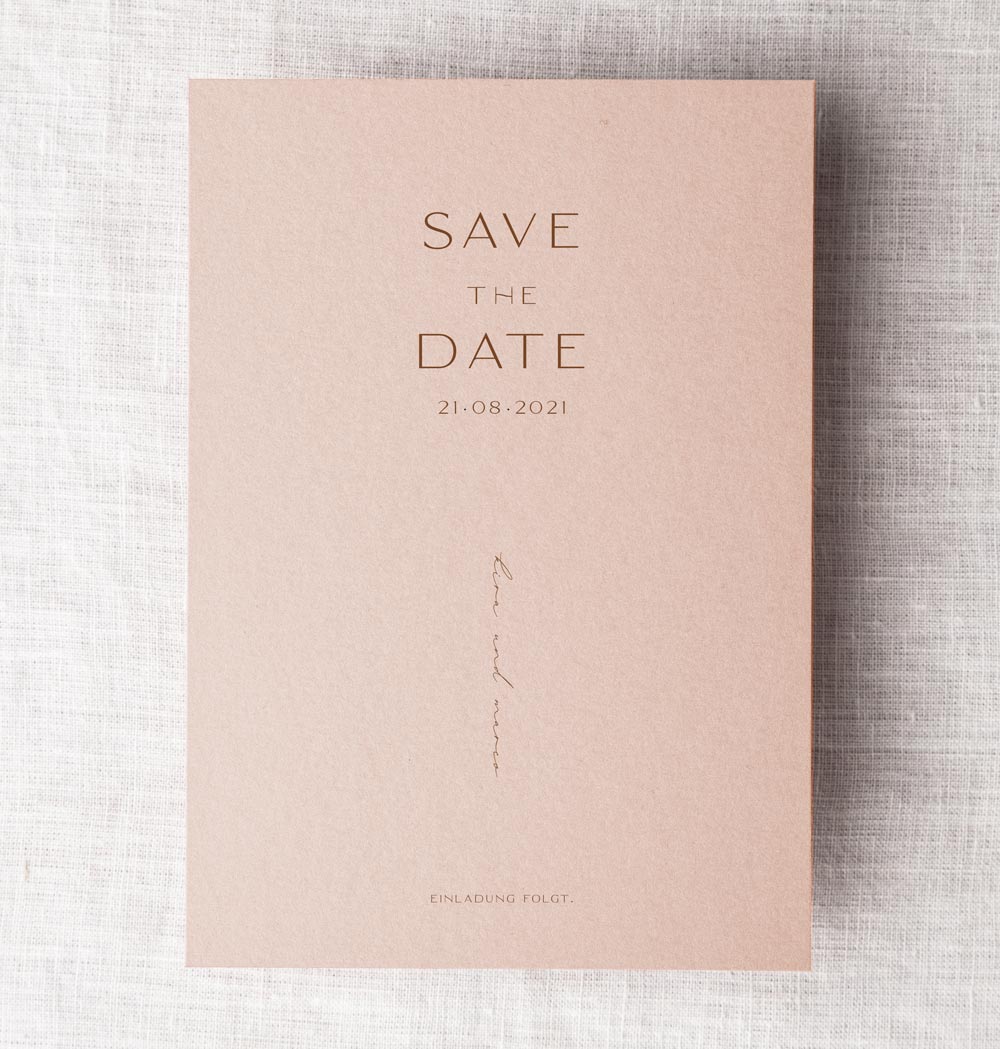Save The Date Karte aus der Terrazzo Stone Kollektion in Nude und moderner Typografie