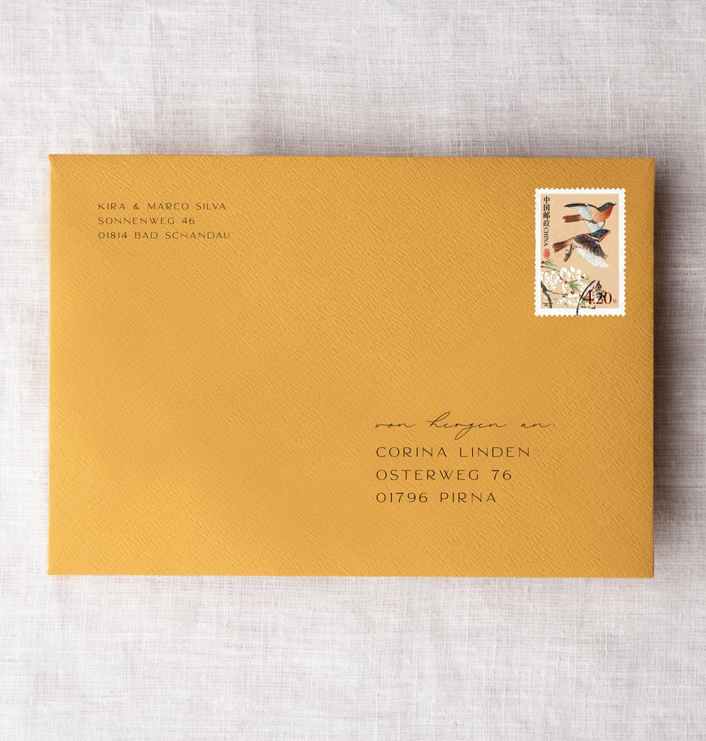 Senfgelber Briefumschlag bedruckt mit Absender und Empfänger Adressen mit Briefmarke