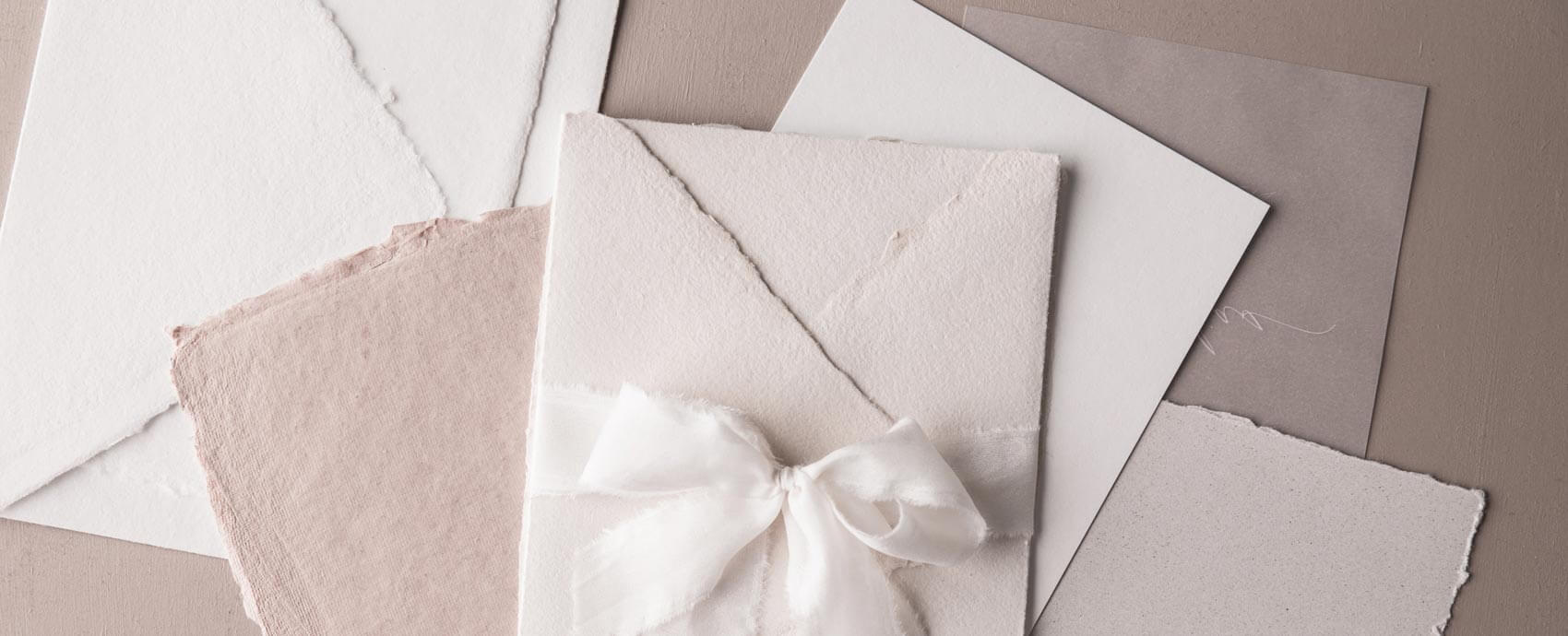 Papierauswahl für Hochzeitseinladungen: Büttenpapier, Transparentpapier, handgerissenes Baumwollpapier
