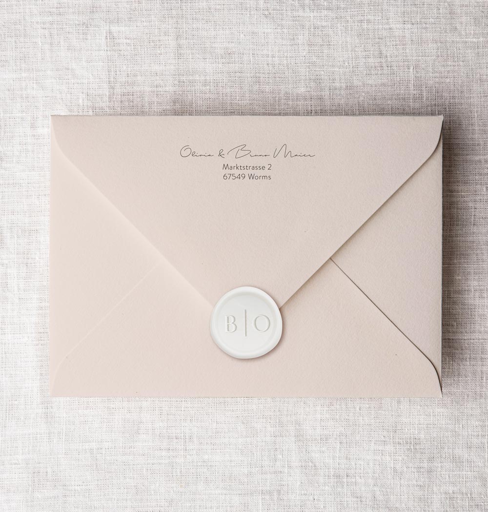 Umschlag in Nude Beige mit Absender und Empfänger Adresse, Briefmarke, Wachssiegel in Weiß