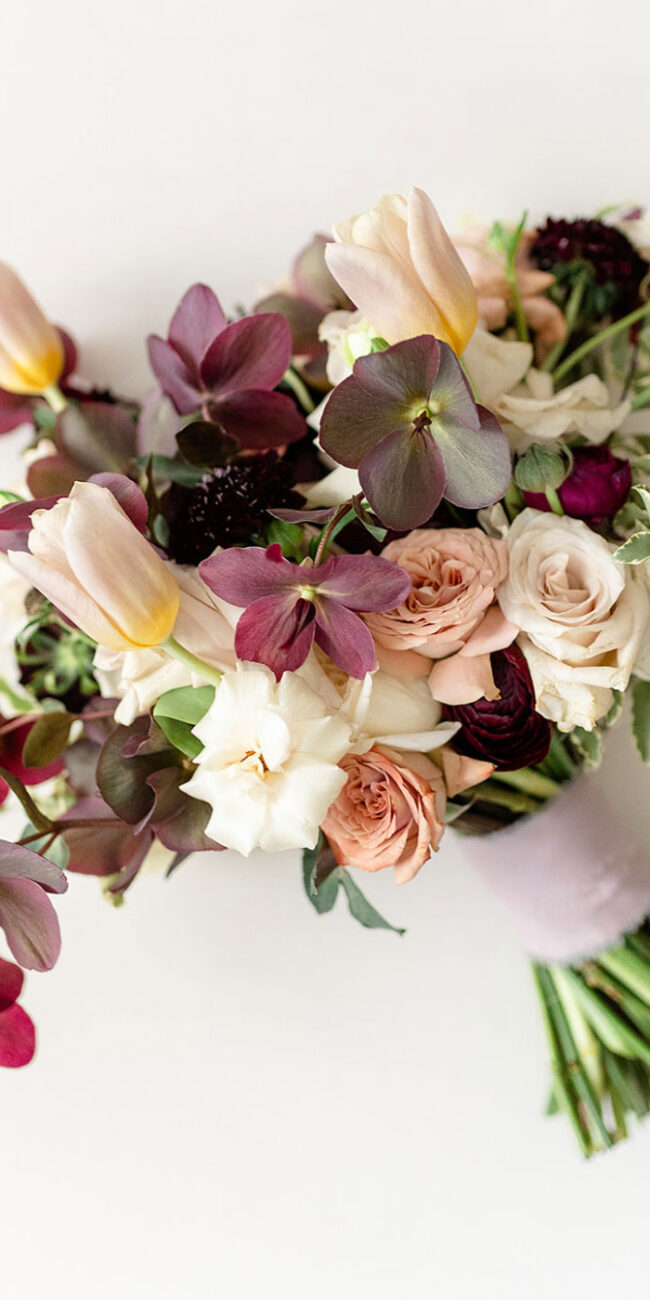 Hochzeit Blumenstrauß in Dunkelrot, Rose und Weiß, Hochzeit Floristik, Blumen Dekoration