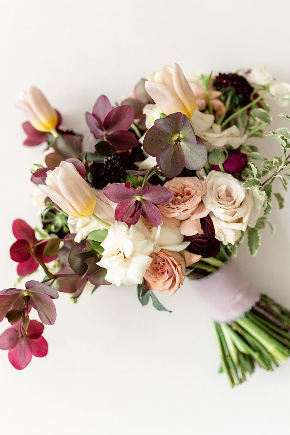 Hochzeit Blumenstrauß in Dunkelrot, Rose und Weiß, Hochzeit Floristik, Blumen Dekoration
