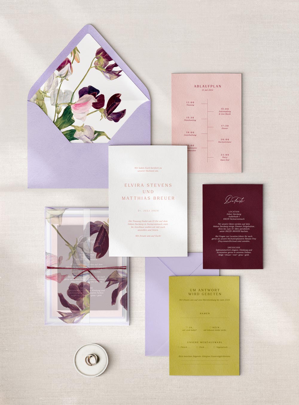 Hochzeitspapeterie für eine Destination Wedding / Hochzeit: Hochwertige Fine Art Hochzeitspapeterie in Kiwi / Lilac / Flieder / Dunkelrot / Bordeaux / Rosa, Beerentöne aus hochwertigen Papier. Hochzeitseinladung mit Umschlag Liner mit Blumen Illustration Flatlay.