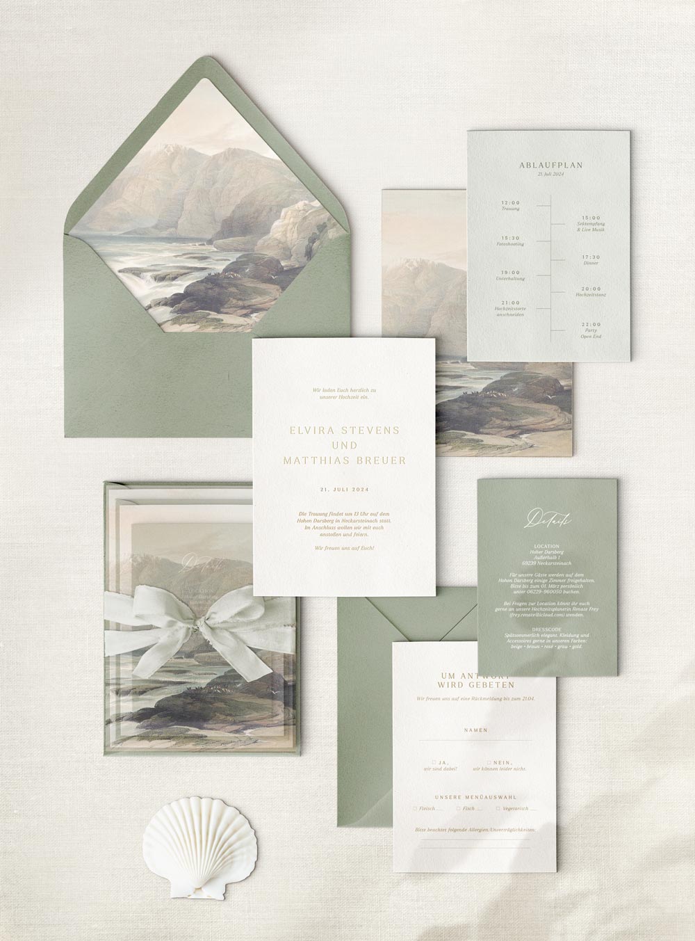Hochzeitspapeterie für eine Destination Wedding / Hochzeit: Hochwertige Fine Art Hochzeitspapeterie in Eukalyptus / Salbei / Grün aus hochwertigen Papier. Hochzeitseinladung Umschlag Liner mit Küsten / Strand / Meer Illustration , Flatlay.