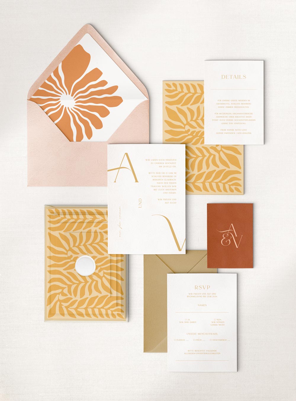 Individuelle Hochzeitseinladung in Terrakotta und Creme mit künstlerischen Formen im modernen Stil. Hochwertige Papeterie für Paare mit Liebe zum Detail.