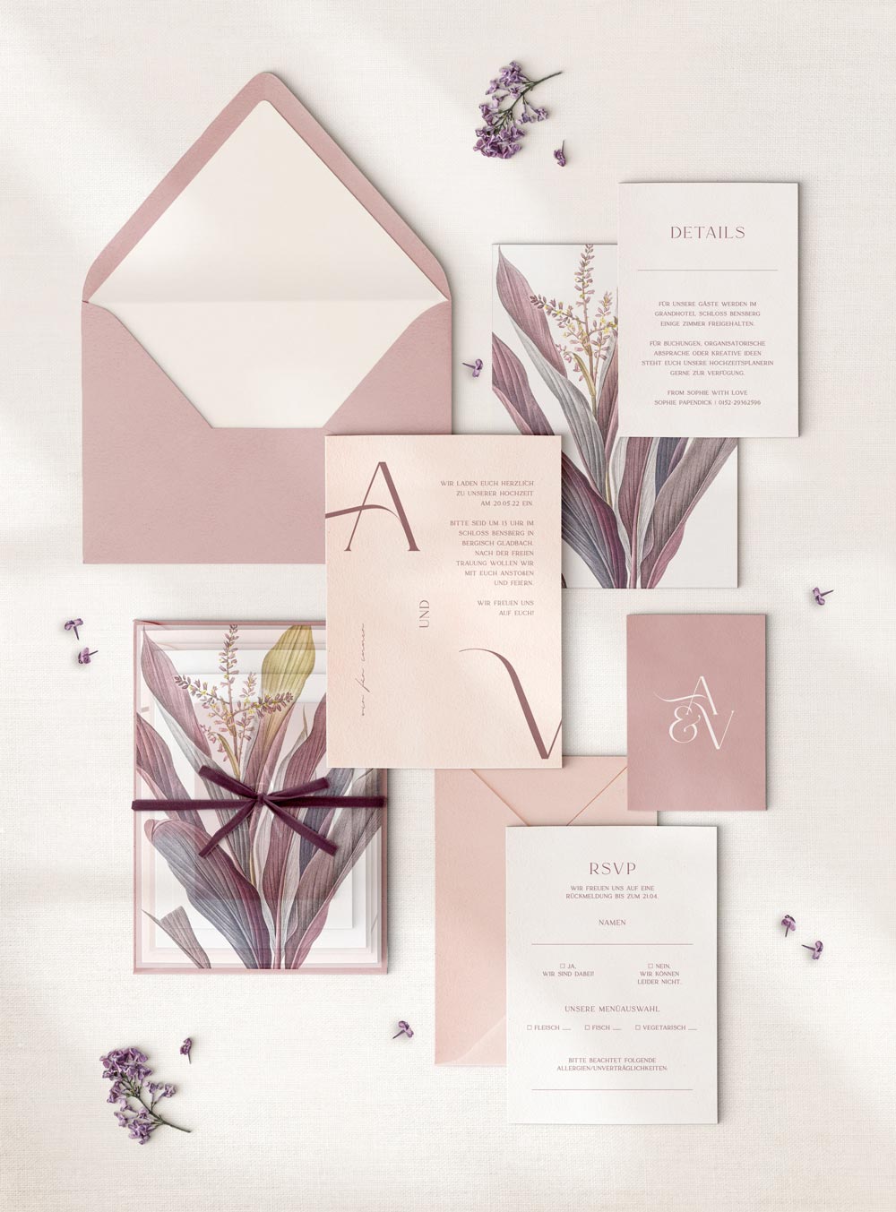 Romantisches Hochzeitsdesign in Flieder und Mauve. Feine Blätterillustrationen kombiniert mit moderner Typografie und edlem Satinband – luxuriöse Einladungskarte für stilvolle Feste.