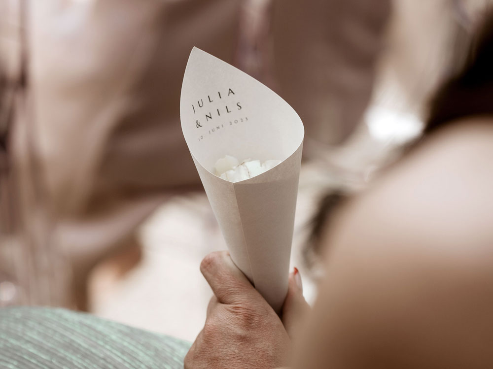 was-gehoert-zur-hochzeitspapeterie-bluetenkonfetti-konfettikegel-tagespapeterie-hochzeit-inspiration-verlia-papeterie